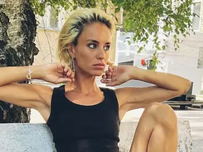 Радина ходи с роза в чантата
