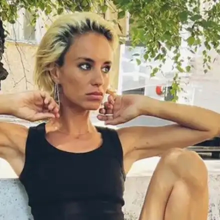 Радина ходи с роза в чантата