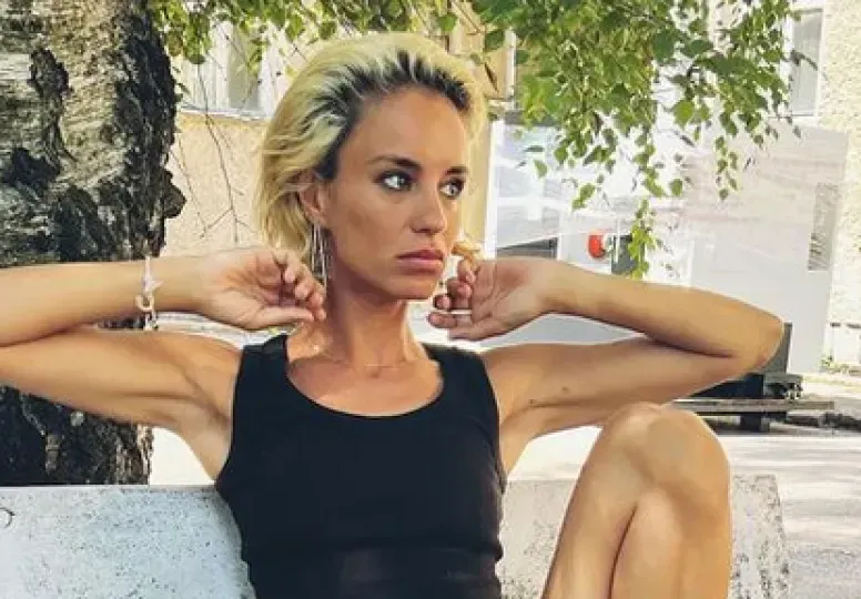 Радина ходи с роза в чантата