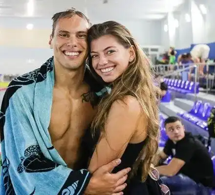 Секси тенисистката, зарязала Антъни Иванов, се дипломира в Америка