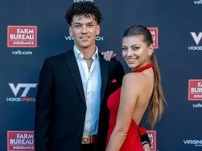 Секси тенисистката, зарязала Антъни Иванов, се дипломира в Америка