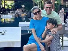 Синът на Андрей с торта на Левски