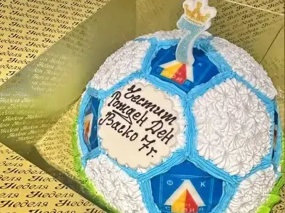 Синът на Андрей с торта на Левски