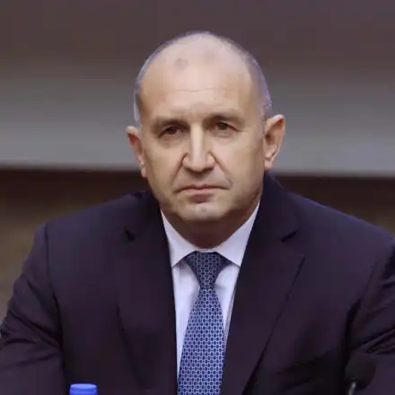 С*кс компромат ли направи Румен Радев противник на еврото?