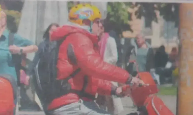 След операцията на крака: Вергов яхна нова моторетка (Папарашки снимки)