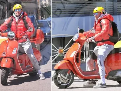 След операцията на крака: Вергов яхна нова моторетка (Папарашки снимки)