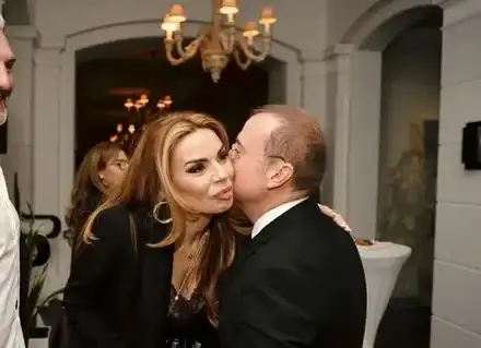 След развода: Юлиян Константинов  живее с 15 години  по-млада от него жена