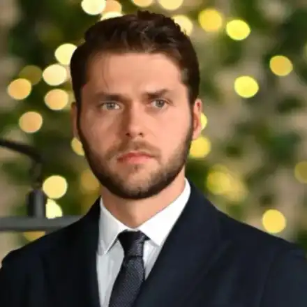 След скандалния финал: Ергенът Алек става татко! Майка му как реагира?