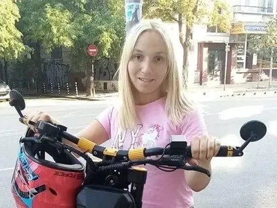 Срещу 16 бона: Емили Тротинетката си сменя пола в Белград на 29 май!