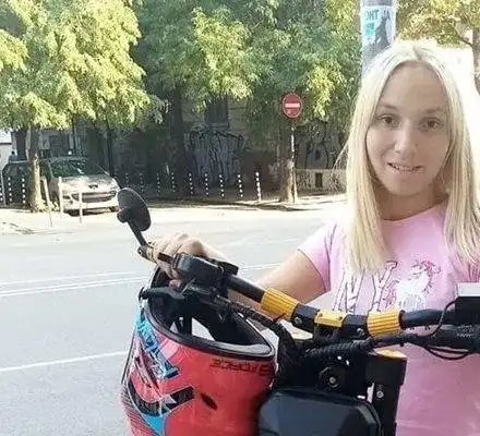 Срещу 16 бона: Емили Тротинетката си сменя пола в Белград на 29 май!