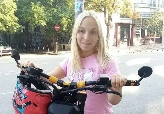 Срещу 16 бона: Емили Тротинетката си сменя пола в Белград на 29 май!