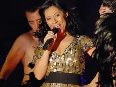 Теди Кацарова спасява блъснато на пътя куче