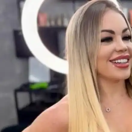 Тунингована за 50 бона плеймейтка спи на аванта по хотелите