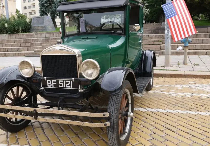 В София се проведе юбилеен ретро парад на автомобили (снимки)