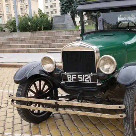 В София се проведе юбилеен ретро парад на автомобили (снимки)