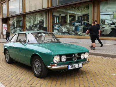 В София се проведе юбилеен ретро парад на автомобили (снимки)