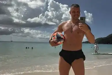 Валери Божинов пусна коремче (СНИМКИ)