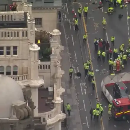 Видео показва момента, в който автомобилът помита феновете на "Ливърпул"