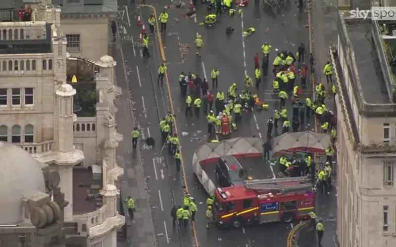 Видео показва момента, в който автомобилът помита феновете на "Ливърпул"