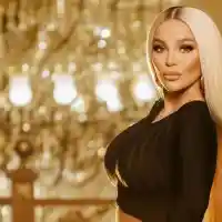 Внучката на Деси Слава хвана ножици