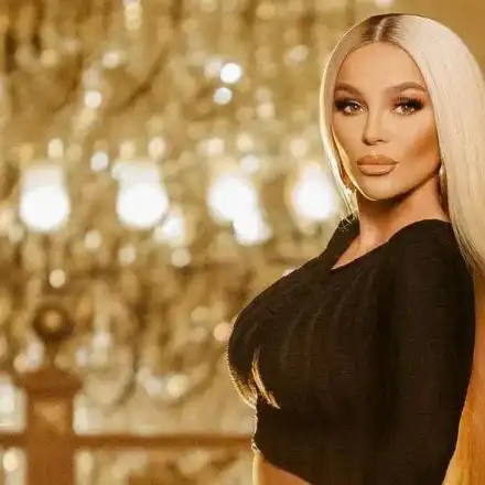 Внучката на Деси Слава хвана ножици