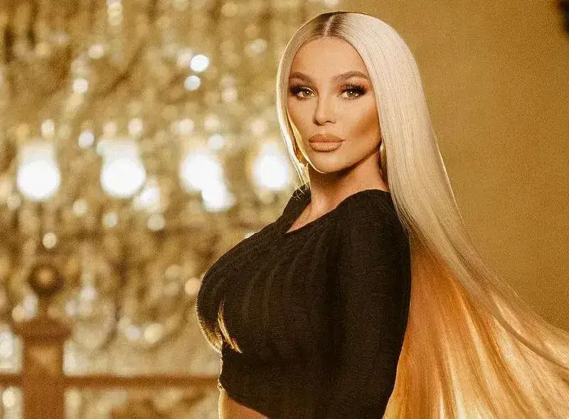 Внучката на Деси Слава хвана ножици