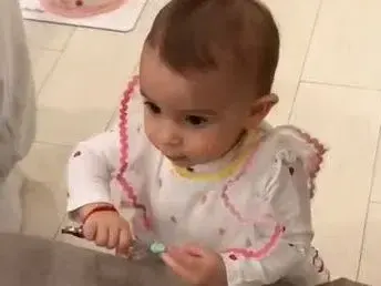 Внучката на Деси Слава хвана ножици