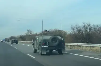 Военна техника тръгва по пътищата