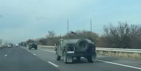 Военна техника тръгва по пътищата