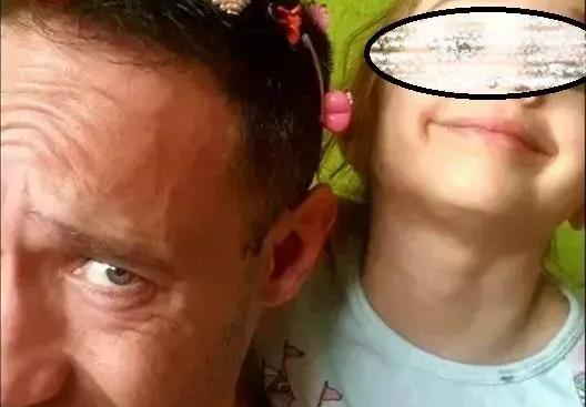 Дарин Ангелов  рисува с дъщеря си
