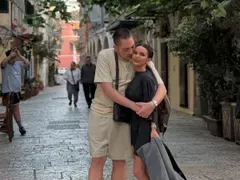 ОПАСНА!! 43-годишната Мария скъсва от с*кс богатия младок, а той харчи по нея като разпран! (СНИМКИ)