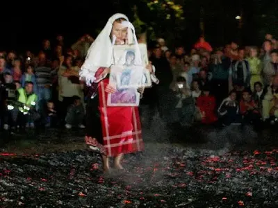 Защо църквата обяви война на нестинарите с икони?