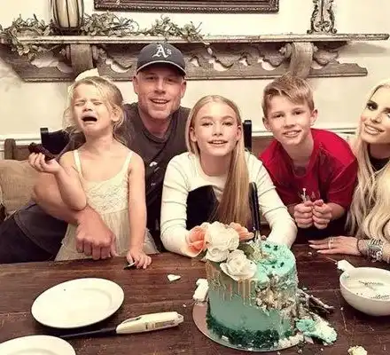 Змийска сперма вталява Джесика Симпсън