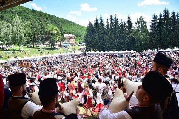 Мария и Ники се женят на събора "Леденика"