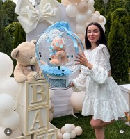 Помните ли украинката Мария Чекмарьова, която едва не „отпраска“ Алек на пейката: Бременна е и ще ражда от... (СНИМКИ)