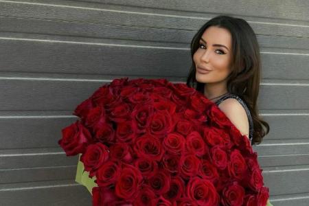 Ади, защо гърбът ти е на бюста?! Щерката на Фатик със спешна нужда от силикон!