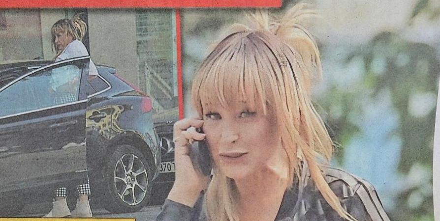 Аня Пенчева гола-голеничка в колата си в центъра на София (Папарашки СНИМКИ)