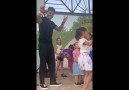 ДЪНОТО ИМА МАЗЕ!! Благой Георгиев друса мазни кючеци на детско парти и подканва хлапетиите! (ВИЖ ТУК)