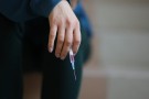 Мистериозни атаки със спринцовки срещу над 140 жени във Франция