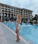 Натали Трифонова е секси по минижуп и с коремче