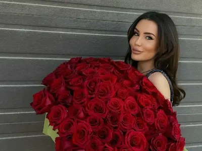 Ади, защо гърбът ти е на бюста?! Щерката на Фатик със спешна нужда от силикон!