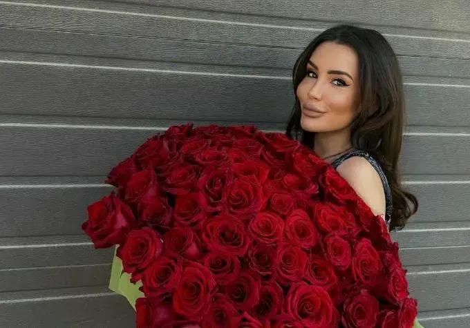 Ади, защо гърбът ти е на бюста?! Щерката на Фатик със спешна нужда от силикон!