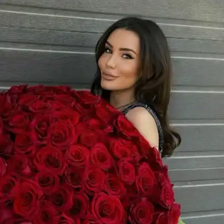 Ади, защо гърбът ти е на бюста?! Щерката на Фатик със спешна нужда от силикон!