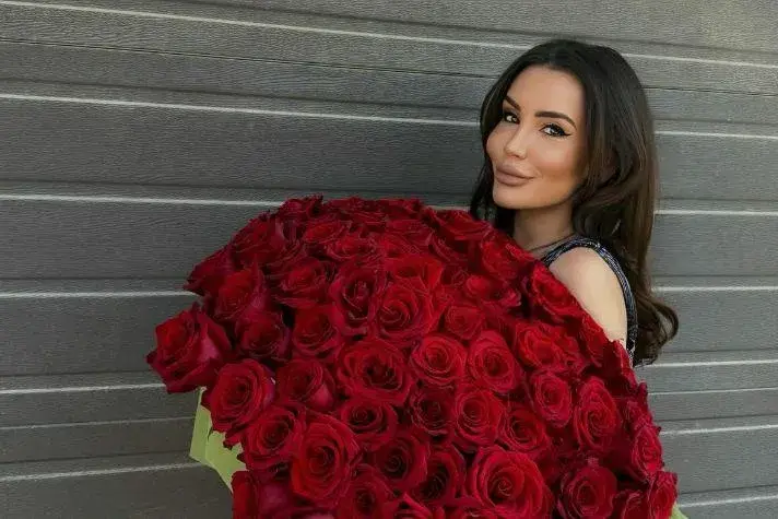 Ади, защо гърбът ти е на бюста?! Щерката на Фатик със спешна нужда от силикон!