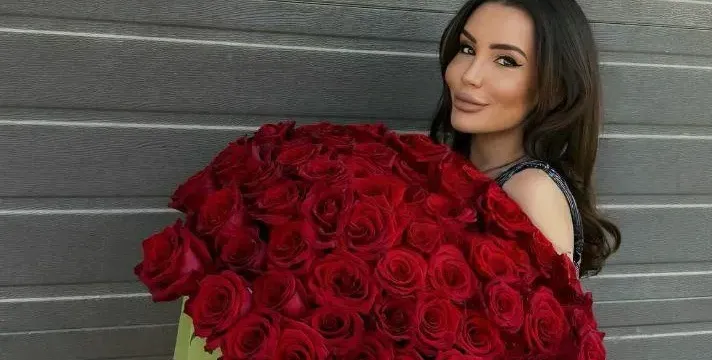 Ади, защо гърбът ти е на бюста?! Щерката на Фатик със спешна нужда от силикон!