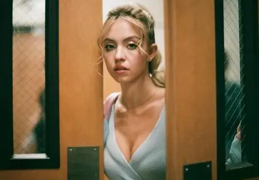 Актриса продава мръсна вода от ваната си