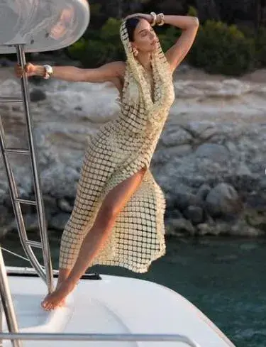 Алекс Богданска на яхта в Гърция