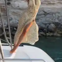 Алекс Богданска на яхта в Гърция