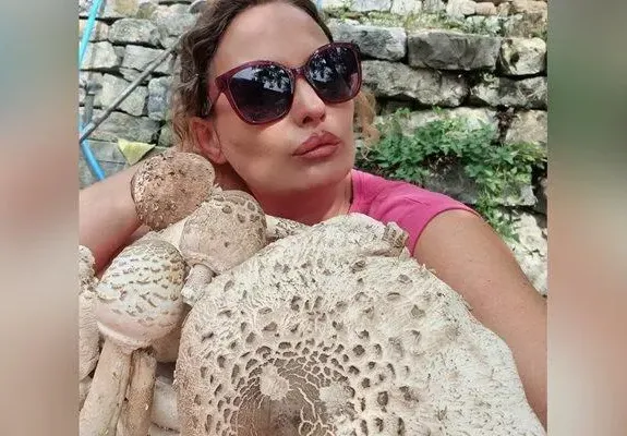 Александра гъбяса под бюста