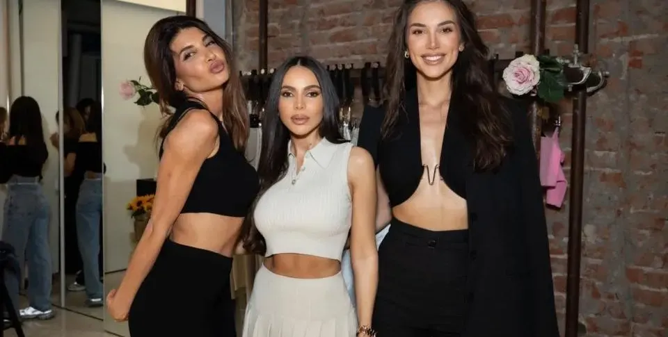 Алисия, Алекс Петканова и Ванеса на купон до зори